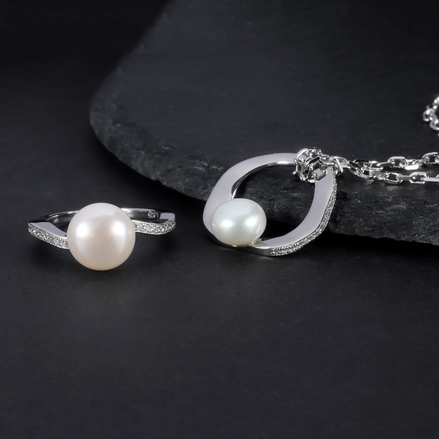 Modern Circle Pearl Pendant | 8mm Freshwater Pearl | Luxury Gold Palace