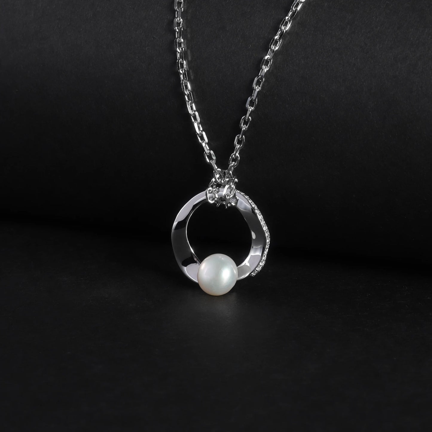 Modern Circle Pearl Pendant | 8mm Freshwater Pearl | Luxury Gold Palace