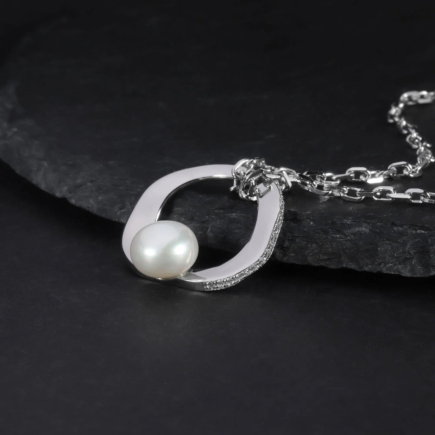 Modern Circle Pearl Pendant | 8mm Freshwater Pearl | Luxury Gold Palace