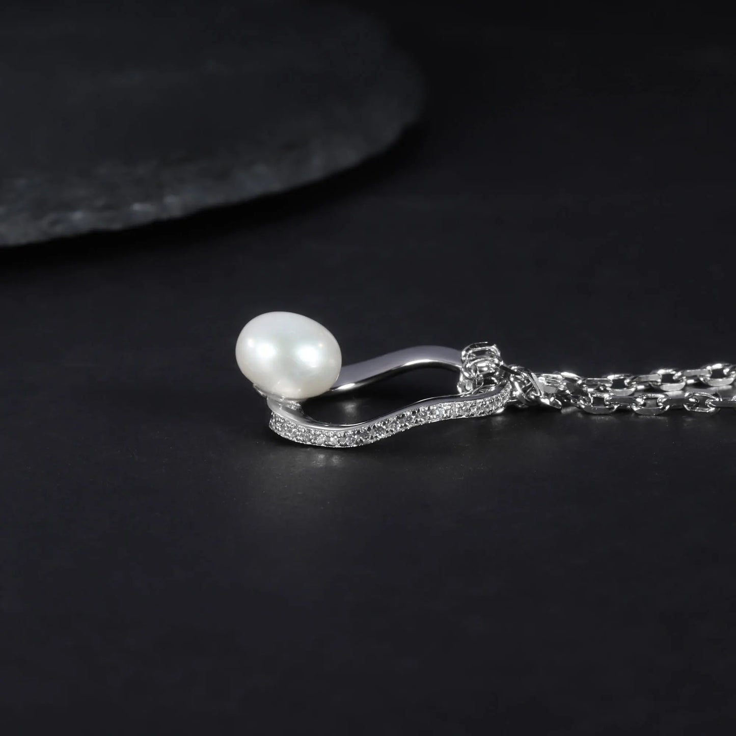 Modern Circle Pearl Pendant | 8mm Freshwater Pearl | Luxury Gold Palace